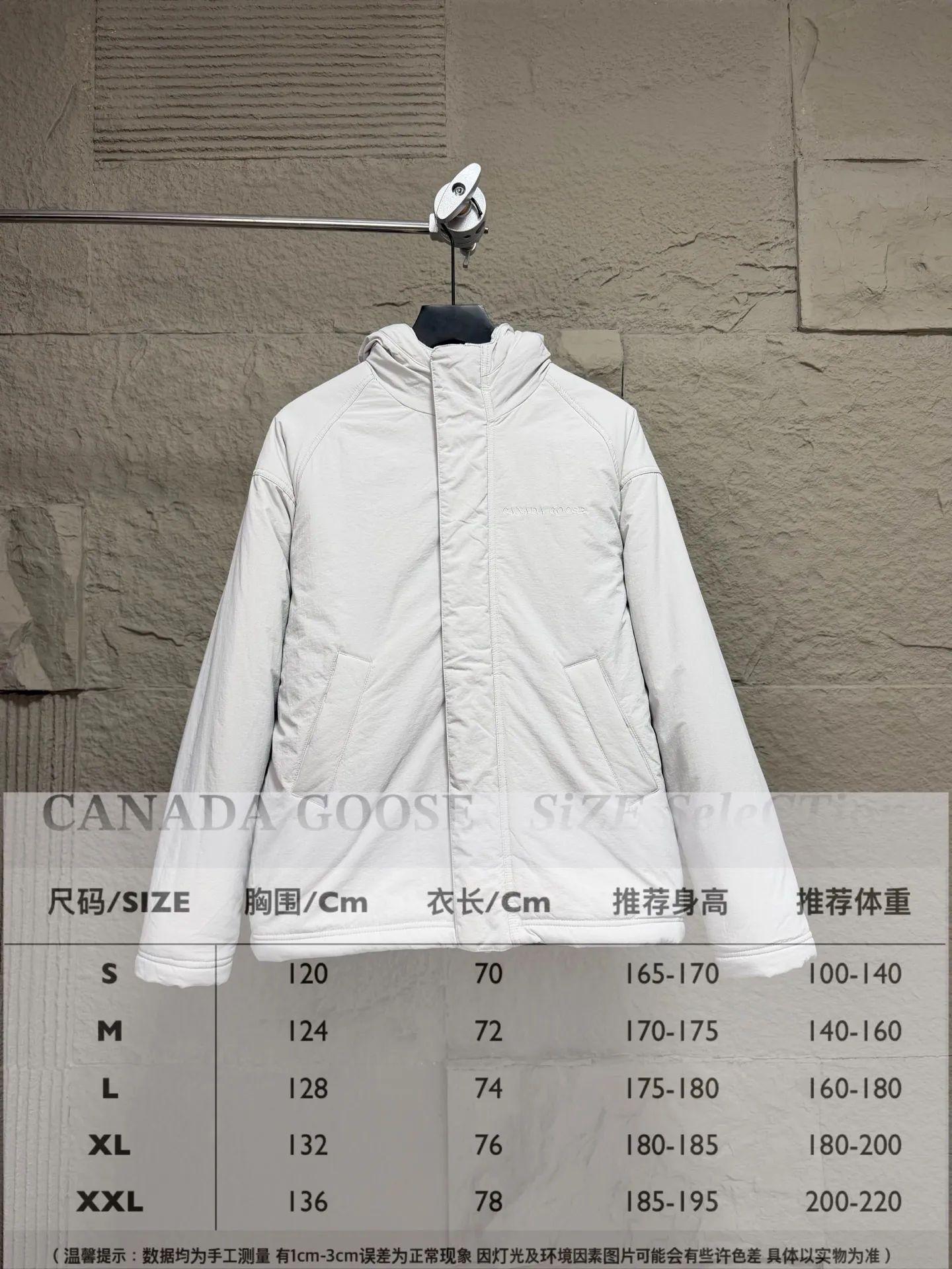 𝐂𝐀𝐍𝐀𝐃𝐀 𝐆𝐎𝐎𝐒𝐄/Canada Goose Reversible Lamb Wool Hooded Jacket ▫️Wear it twice, unlocking two styles, taking into account both texture and practical wear. ▫️One side is made of fluffy lambswool fabric, which has a full and soft texture, is skin-friendly, locks in warmth, has a dense velvet feel and is not easy to shed; ▫️The other side is made of anti-wrinkle nylon woven fabric, which has a fine texture, is lightweight and wind-resistant, and is easy to take care of daily. ▫️Classic raglan cut, loose and not bulky, suitable for many body shapes; hooded design, windproof and neck protection, more secure for autumn and winter travel. ▫️Metal zippers and snap pockets, neat and precise routing, exquisite details, and practical storage. ▫️Low-key logo, simple and high-end, unobtrusive brand texture. COLOUR: Black Gray Khaki color SIZE: S M L XL XXL